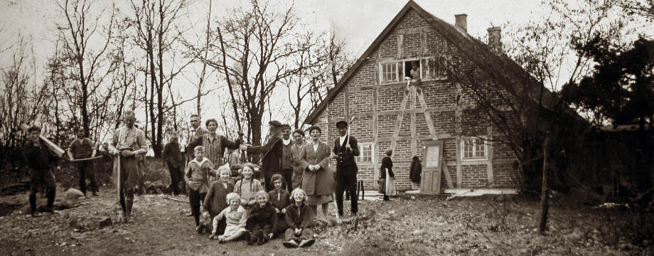 Siedler und Wandervögel auf dem Höhbeck - Titelbilder: Gruppe von Siedlern vor dem Siedlerhaus Schwedenschanze.